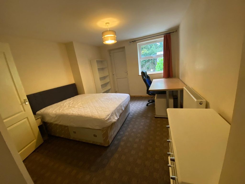 Property photo 2 of 9 Spacious Double Bedroom Featuring A Comfortable Be...
