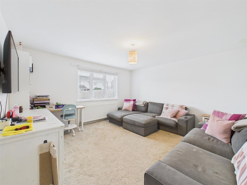 Property photo 3 of 14 Lounge