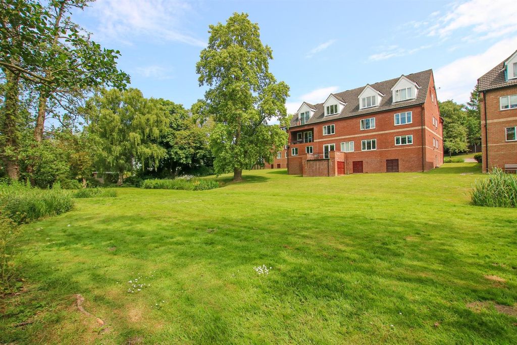 Property photo 1 of 14 Waterside External 1