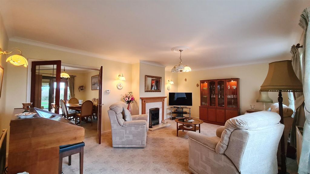 Property photo 3 of 21 Living Room