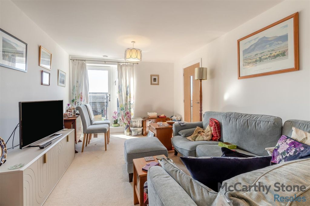 Property photo 3 of 19 8683540-Interior04.Jpg