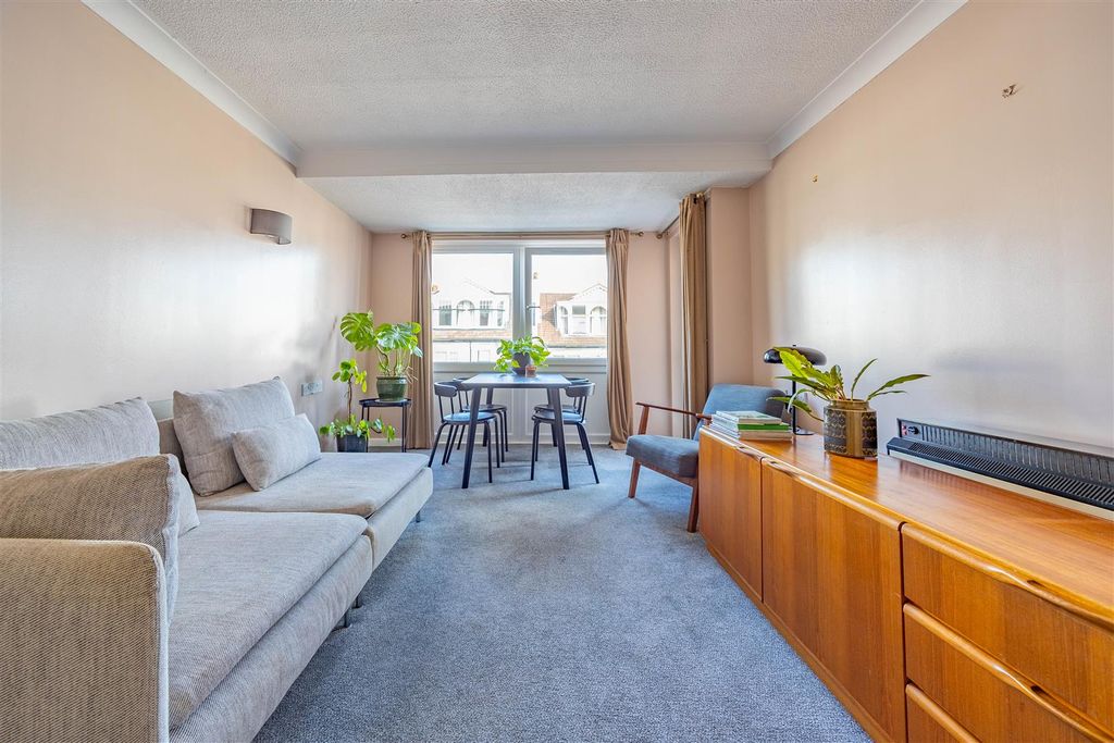 Property photo 2 of 12 Lounge/Diner