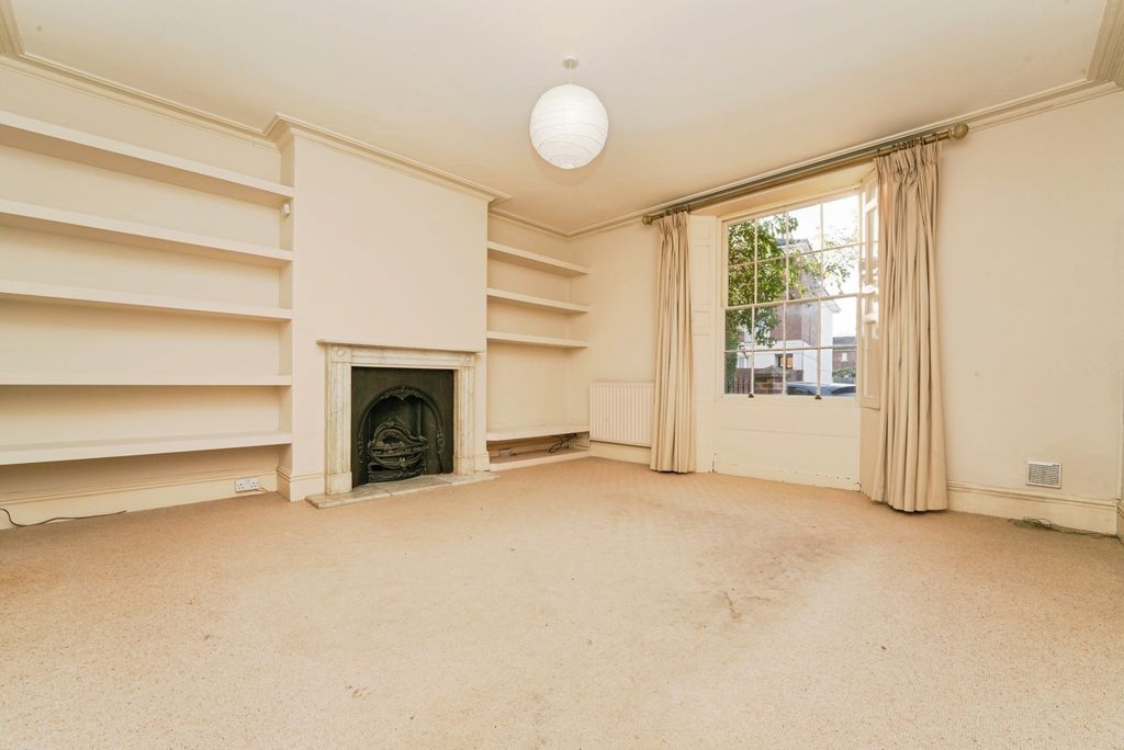 Property photo 3 of 19 Lounge