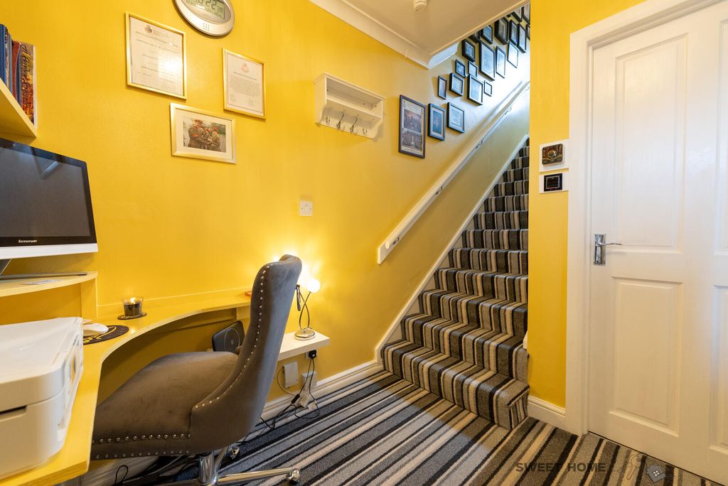 Property photo 2 of 40 Hallway