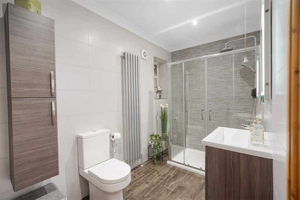 Property photo 3 of 18 Bathroom