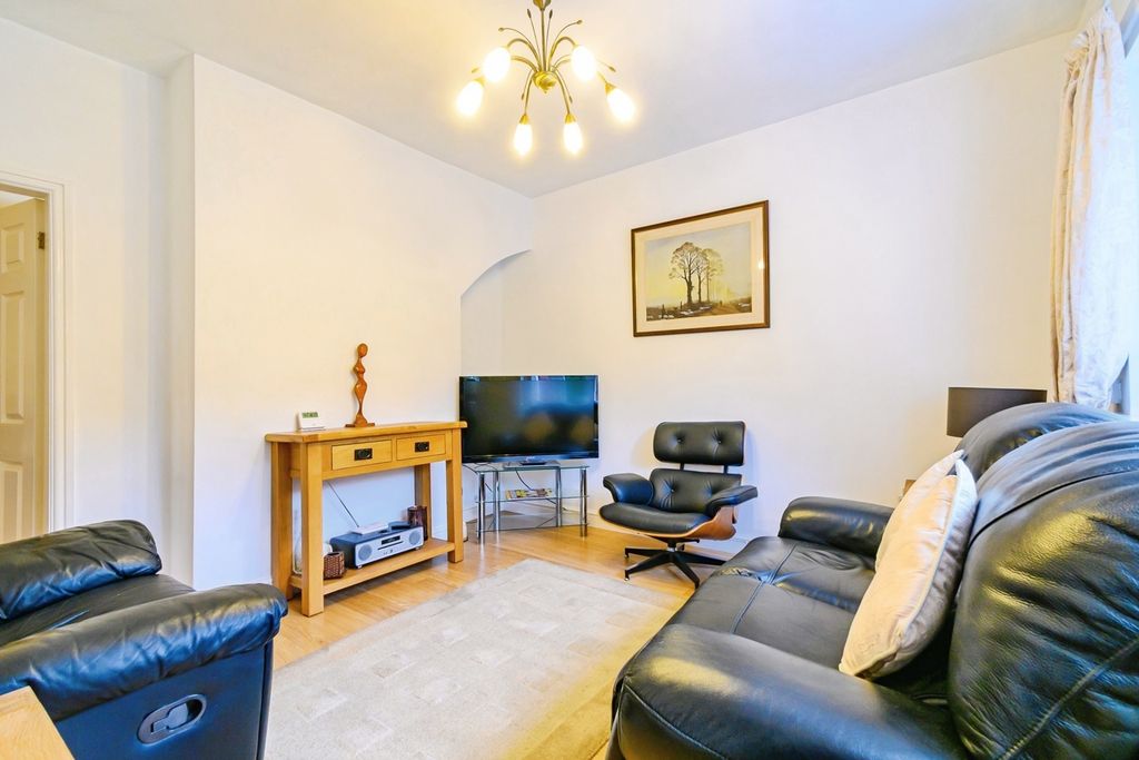 Property photo 2 of 17 Lounge