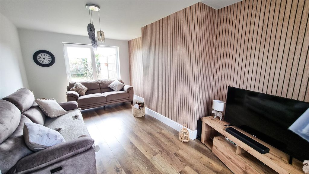 Property photo 2 of 11 Lounge