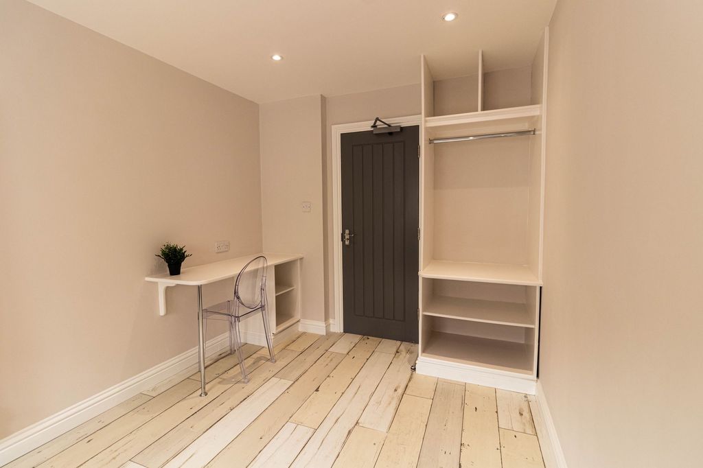 Property photo 2 of 14 Bright, Freshly Decorated Bedroom With Pale Wood F...