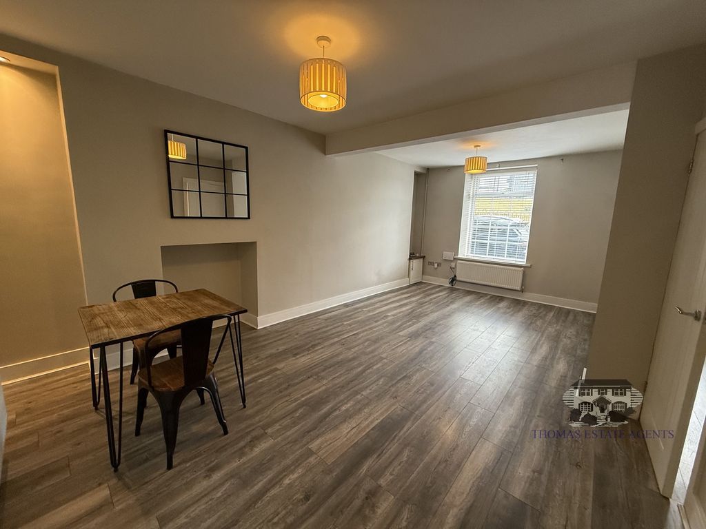 Property photo 3 of 13 Lounge