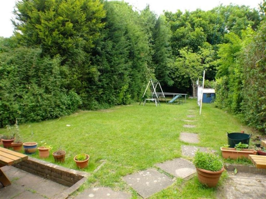 Property photo 2 of 8 95 The Queens Dri...