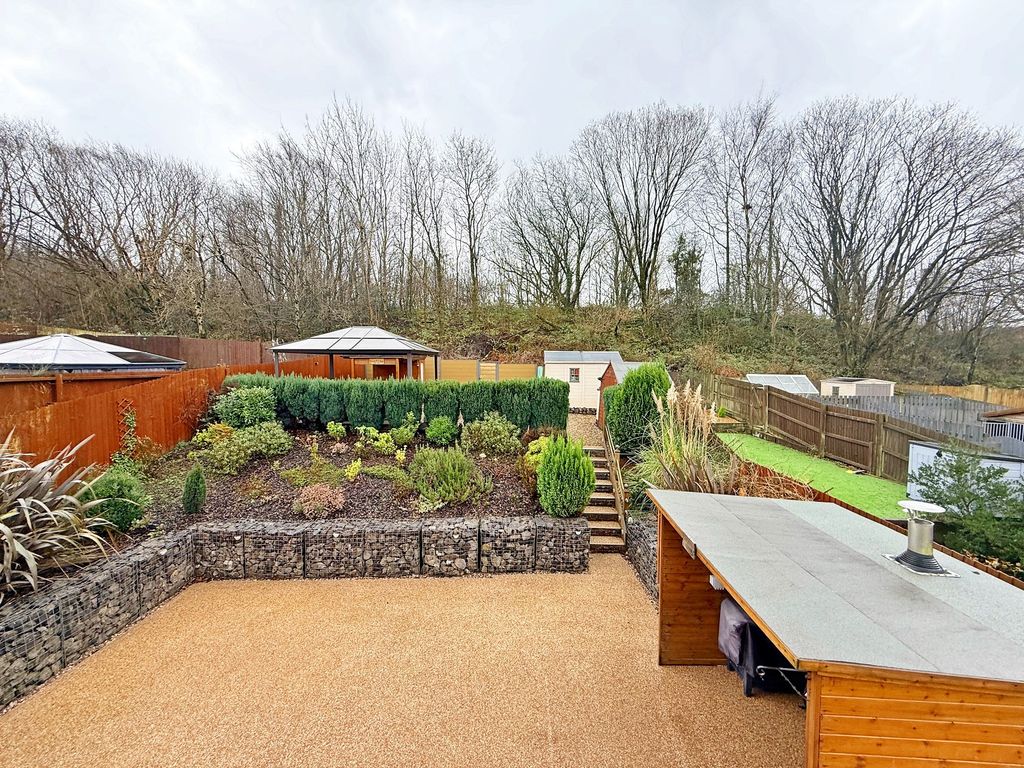 Property photo 2 of 40 Outlook