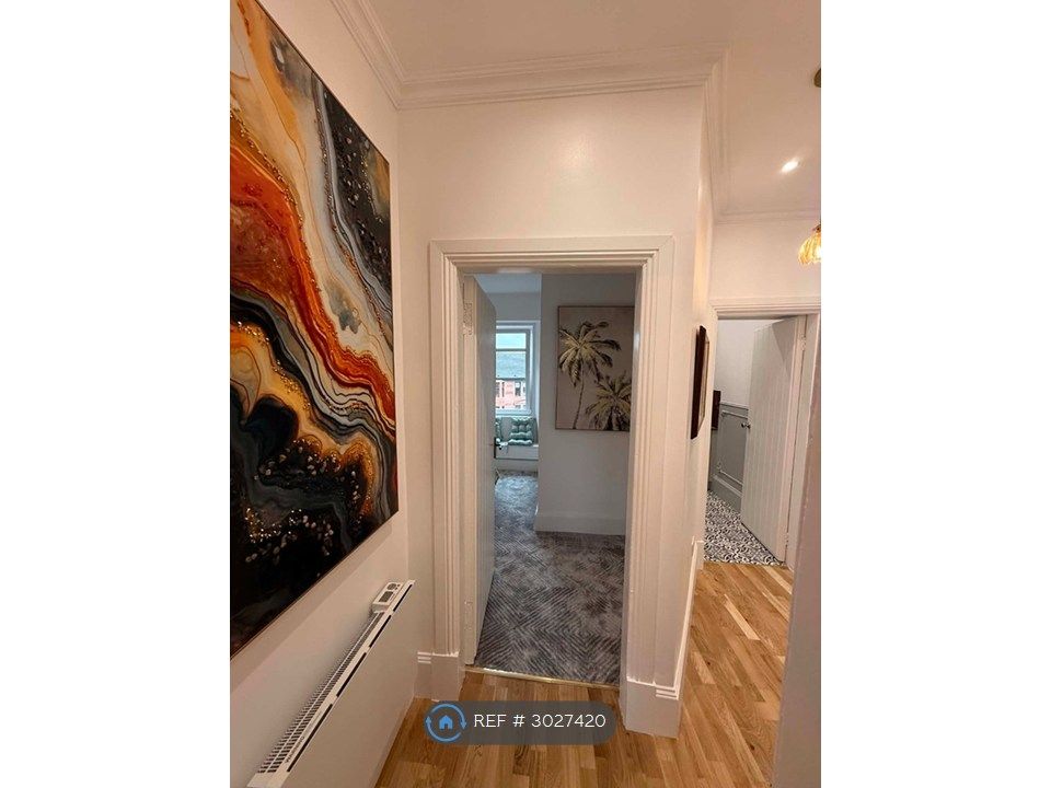 Property photo 2 of 7 Hallway