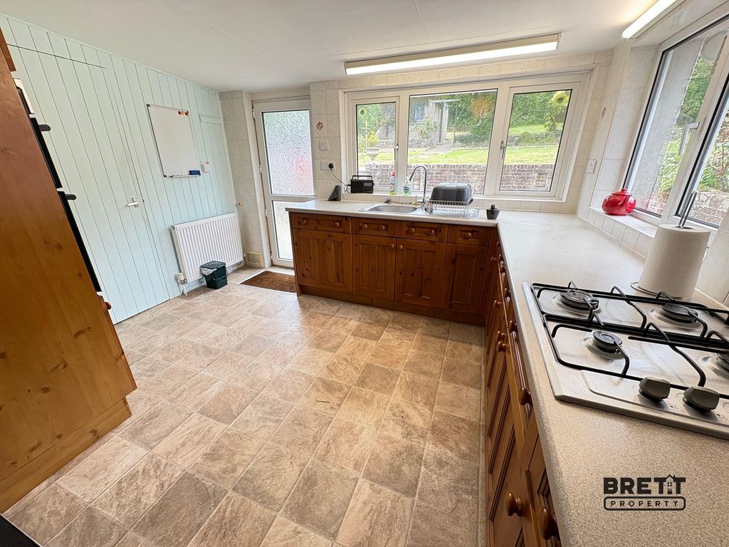 Property photo 3 of 21 Kitchen