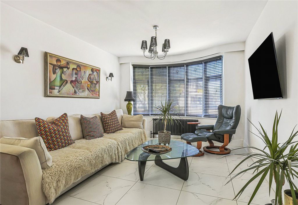 Property photo 2 of 26 Lounge