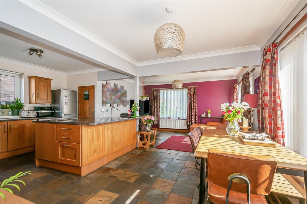 Property photo 2 of 31 Beighton House8.Jpg