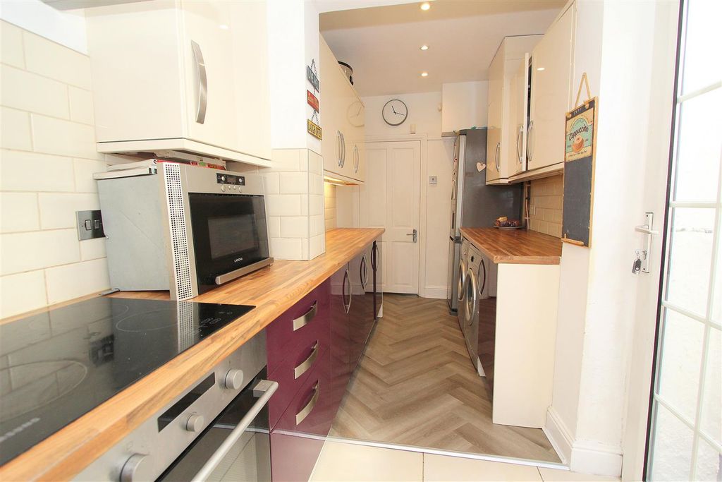 Property photo 3 of 18 Kit d.Jpg