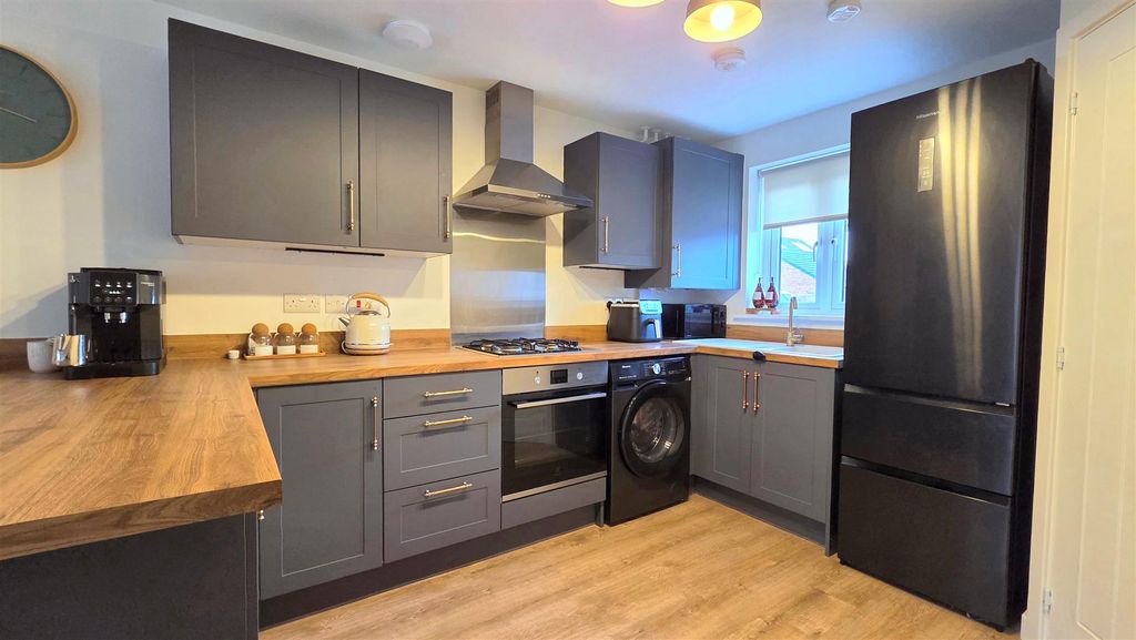 Property photo 3 of 11 Lounge/Kitchen