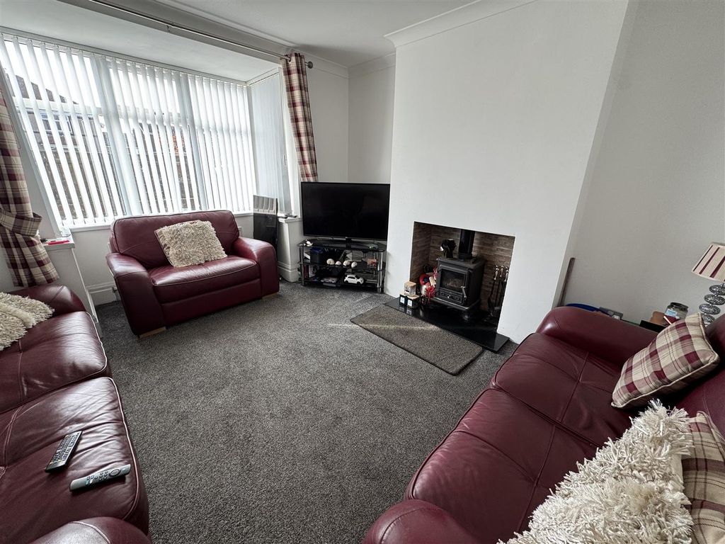 Property photo 3 of 13 Lounge