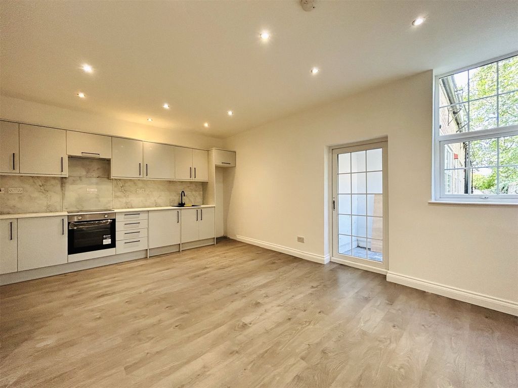 Property photo 2 of 7 Picture No. 12