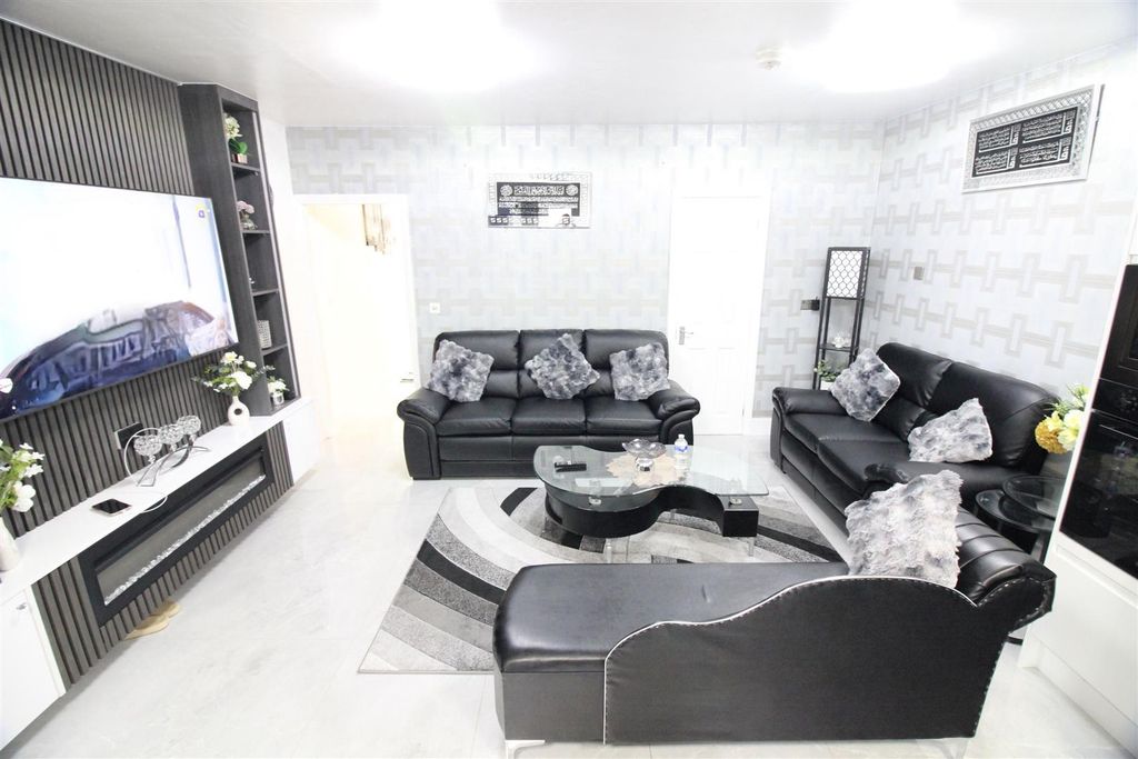 Property photo 2 of 19 Lounge