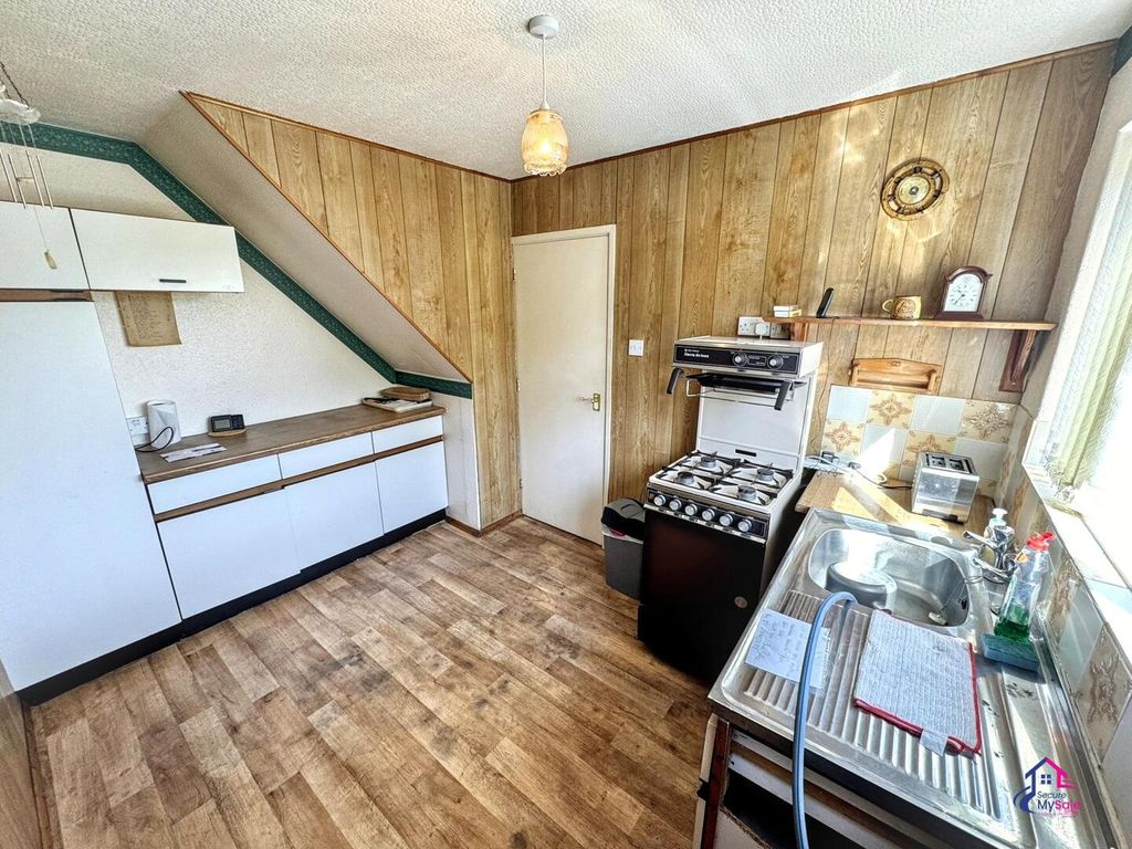 Property photo 2 of 12 Kitchen