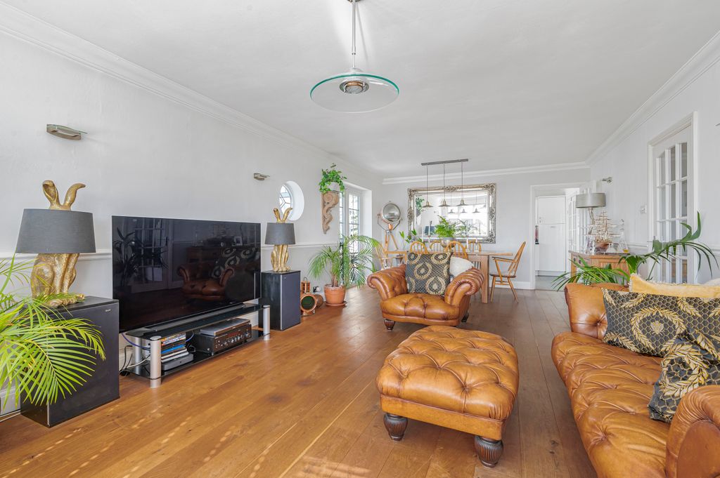 Property photo 2 of 27