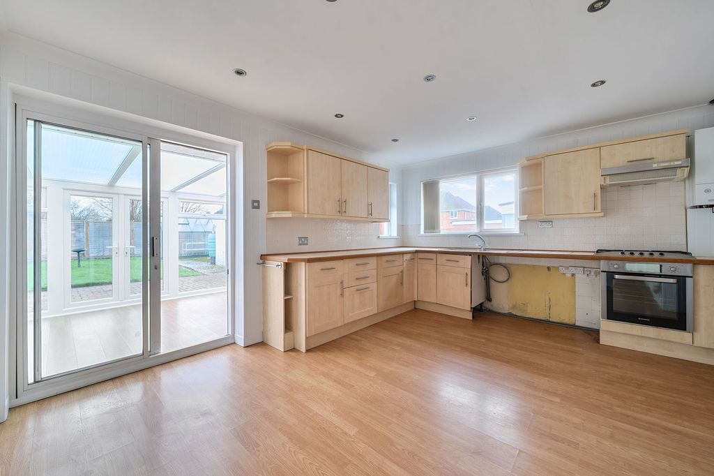 Property photo 3 of 11 Kitchen/ Dining Room