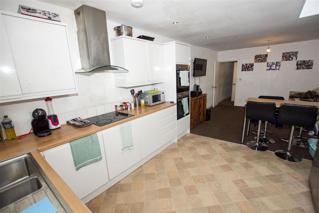 Property photo 3 of 17 Approach
