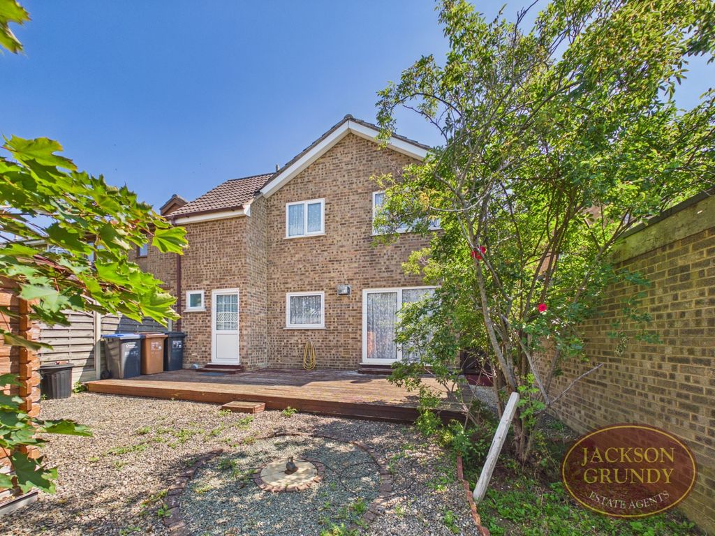 Property photo 2 of 15 West Mead Court