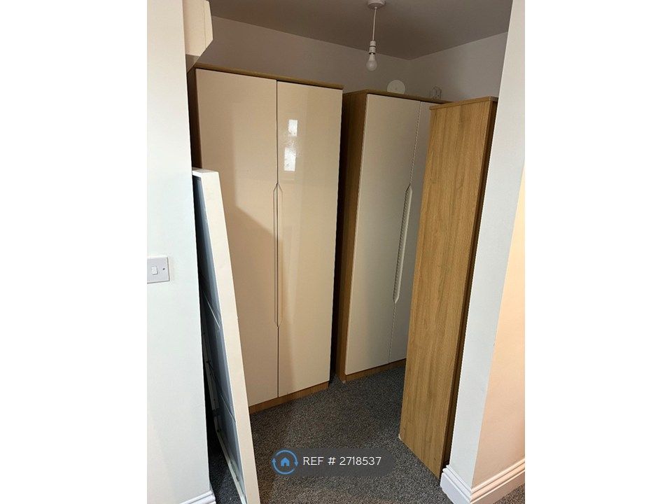 Property photo 3 of 10 Ensuite Room