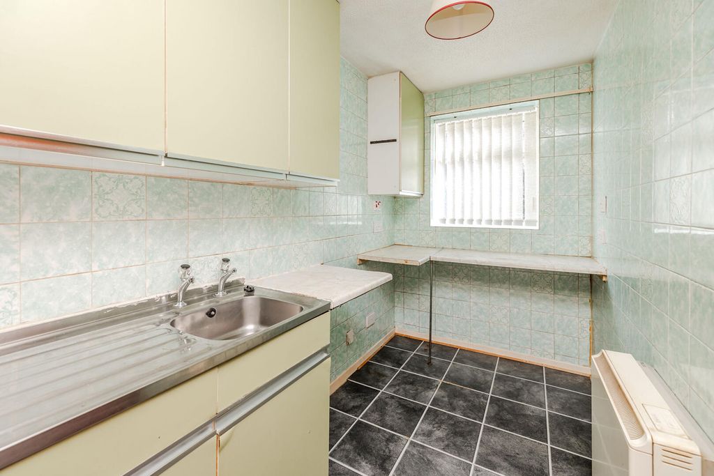 Property photo 3 of 19 Kitchen