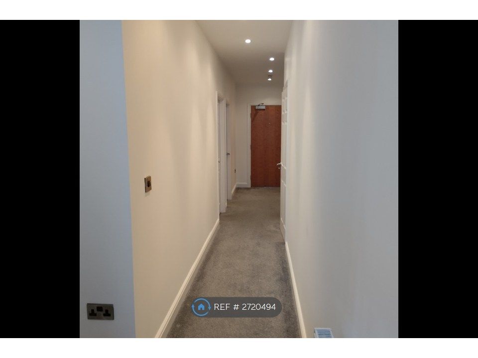 Property photo 2 of 22 Entrance Hall Of Apartment