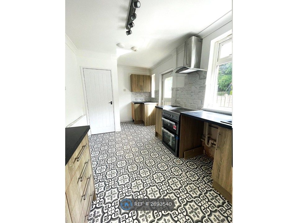 Property photo 3 of 10 Kitchen