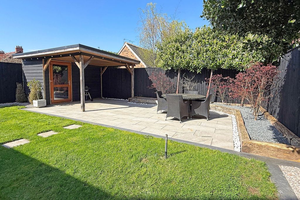 Property photo 2 of 27