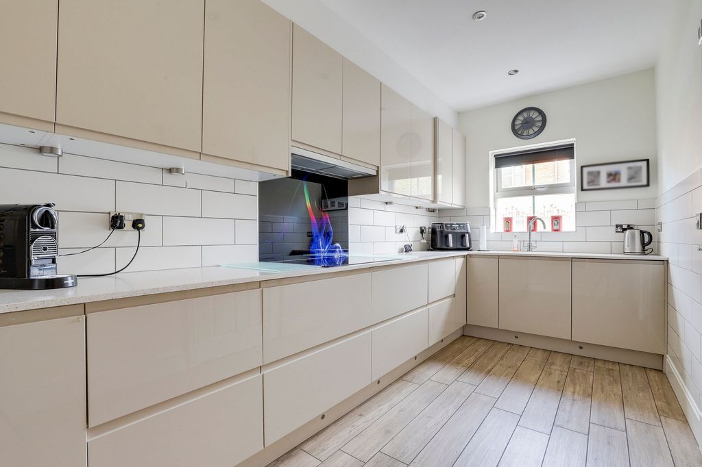 Property photo 2 of 27