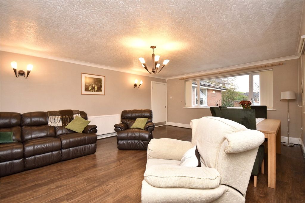 Property photo 3 of 28 Lounge/Diner