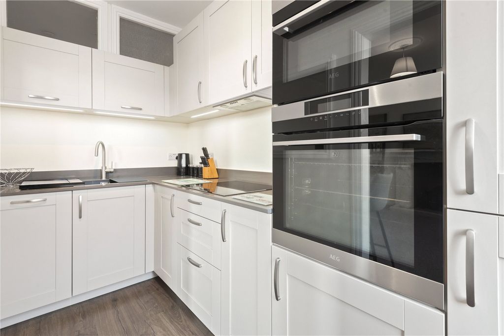 Property photo 2 of 16 Picture No. 11