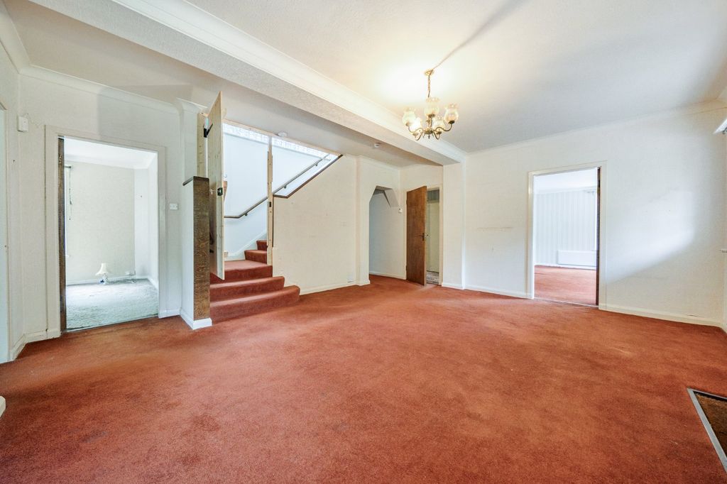 Property photo 3 of 35 Entrance Hall