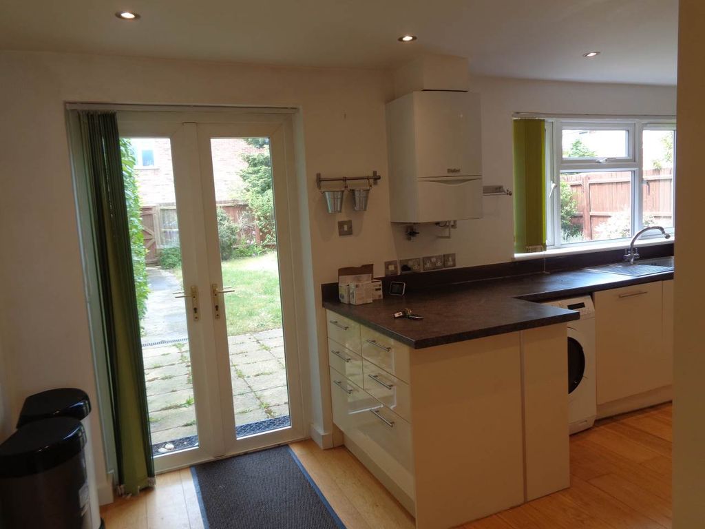 Property photo 3 of 16 Pelham Close 1 0 Kitchen 2