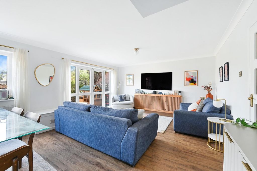 Property photo 2 of 16 Sparrow Farm Road