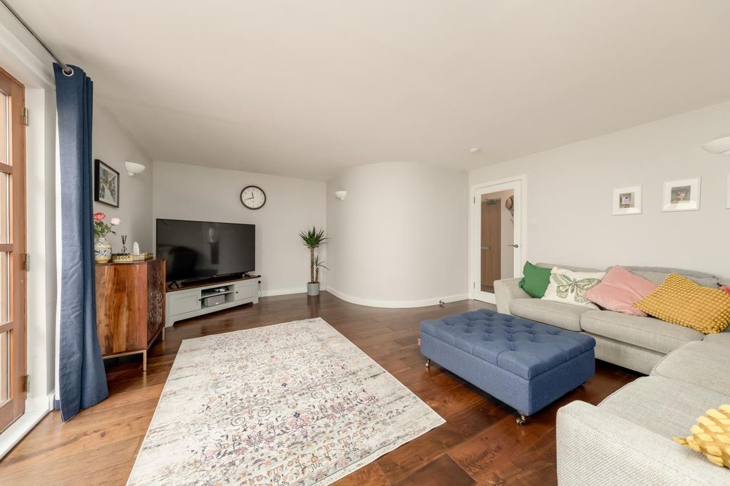 Property photo 3 of 23