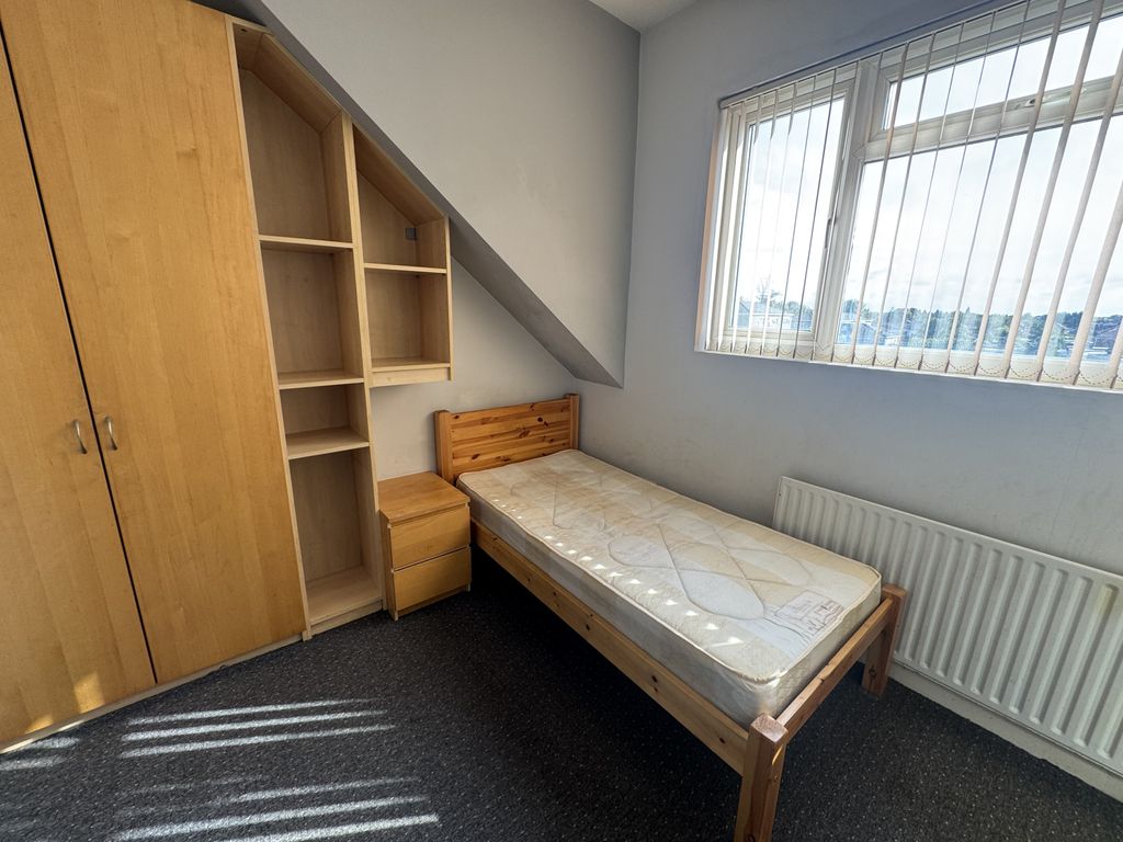 Property photo 1 of 4 Room To Rent