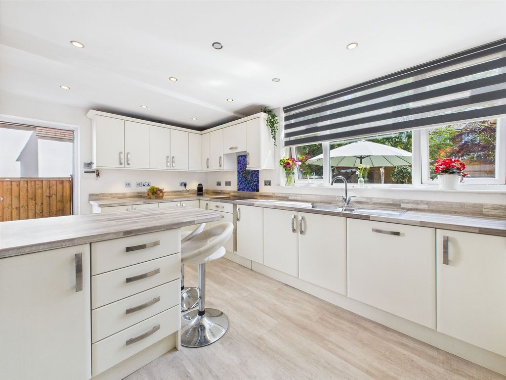 Property photo 3 of 21 Breakfast Kitchen