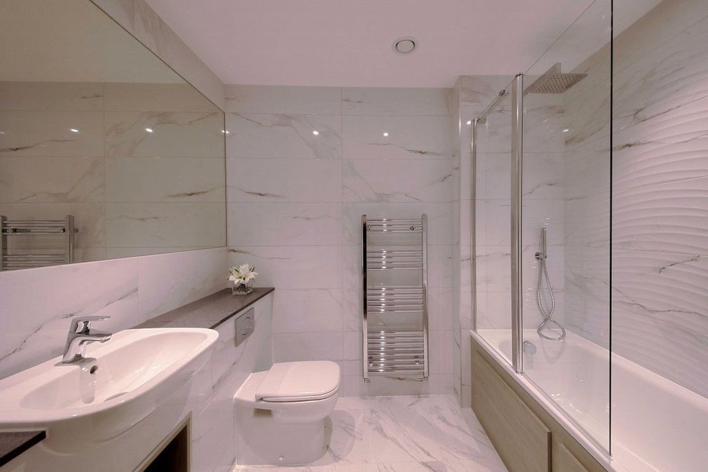 Property photo 1 of 10 Bathroom