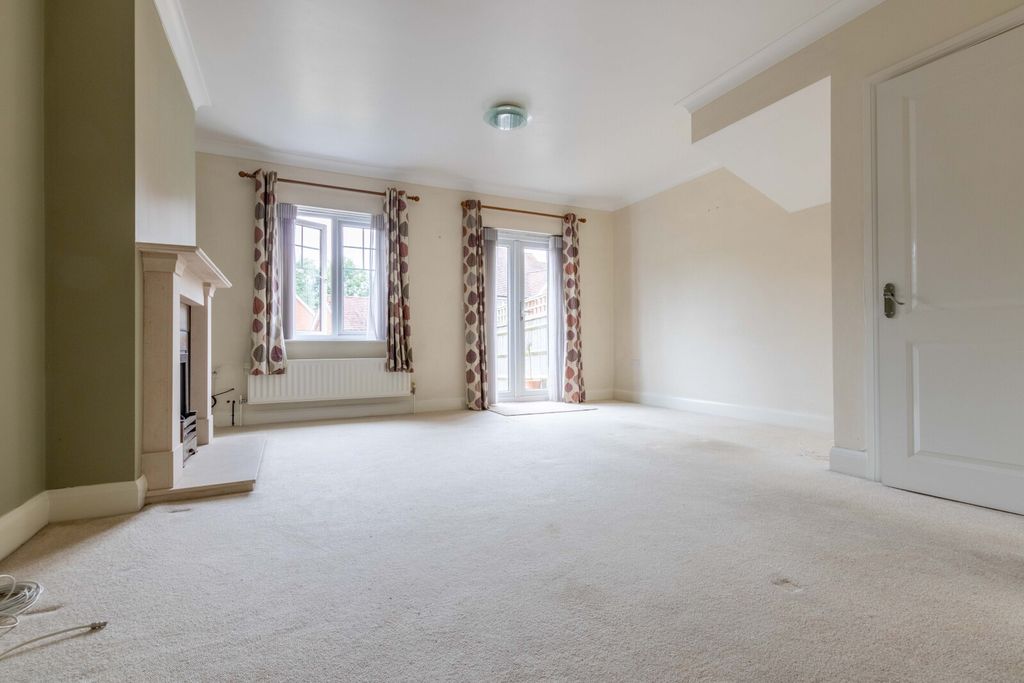 Property photo 3 of 13 Lounge