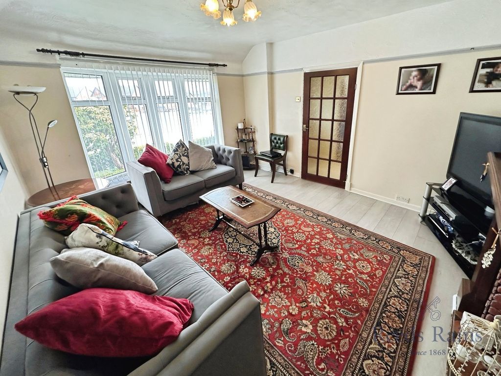 Property photo 3 of 18 Lounge