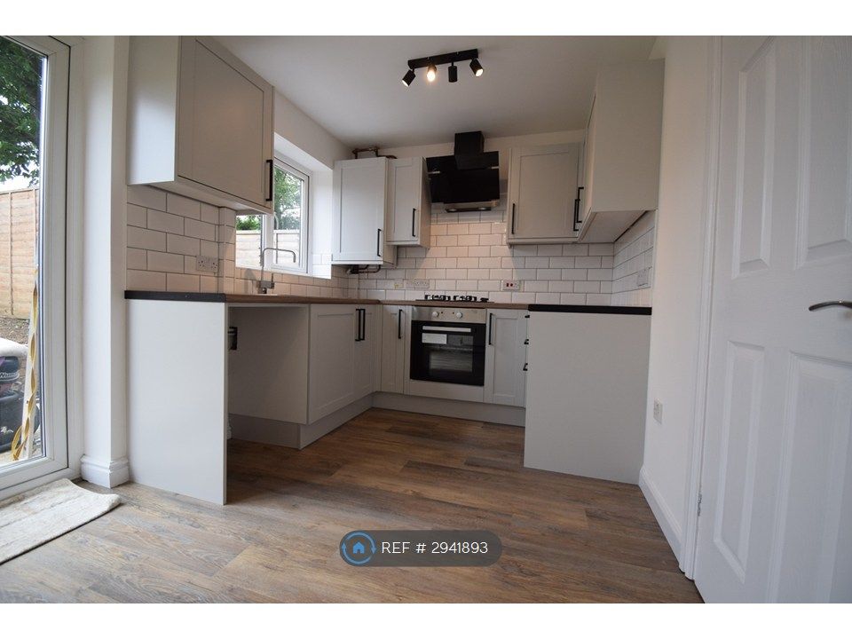 Property photo 3 of 10 Kitchen