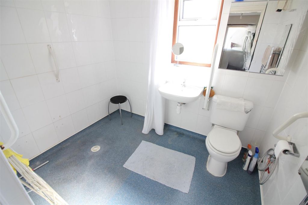 Property photo 3 of 4 Bathroom