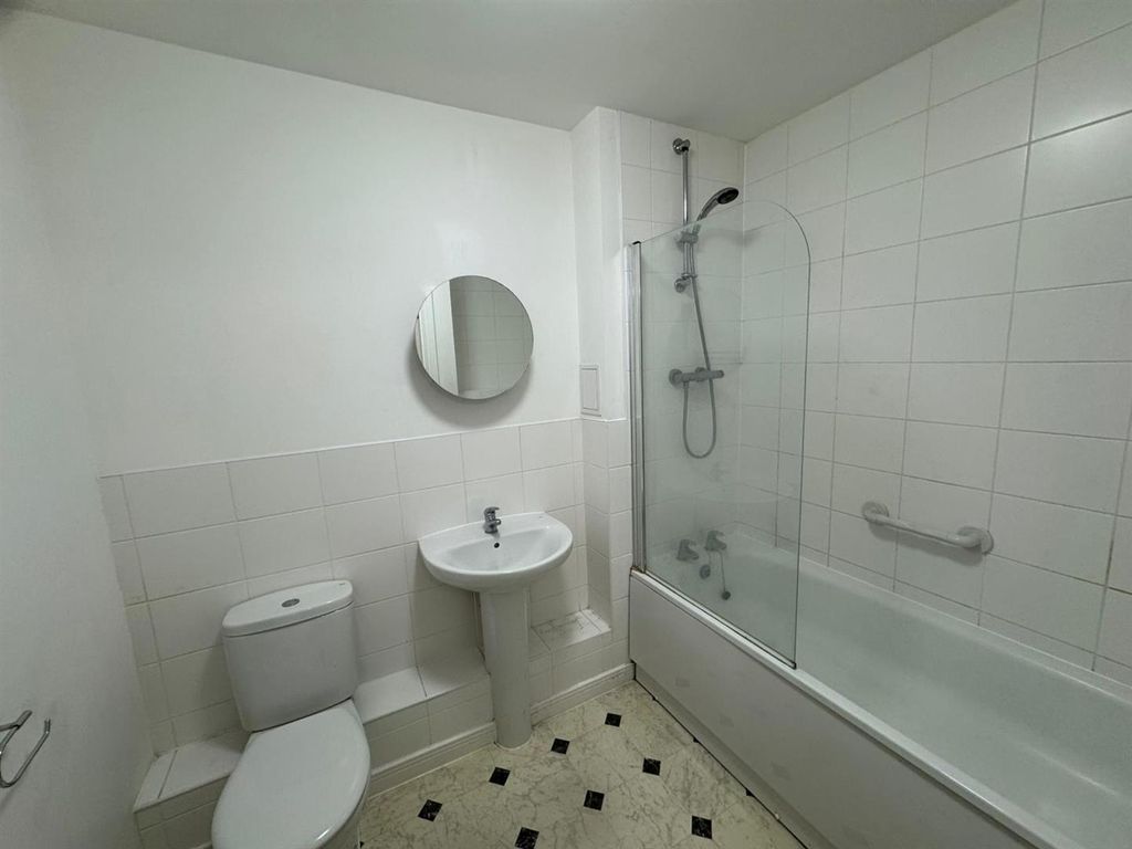 Property photo 3 of 6 Bathroom.Jpeg