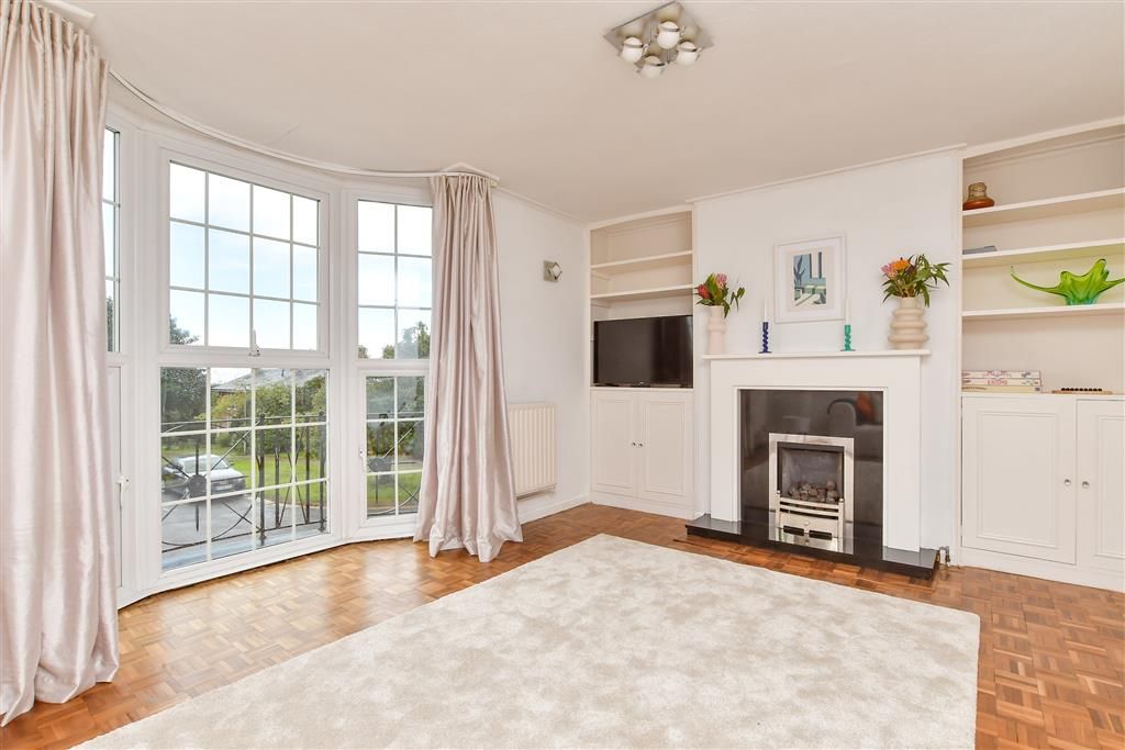 Property photo 2 of 18 Lounge